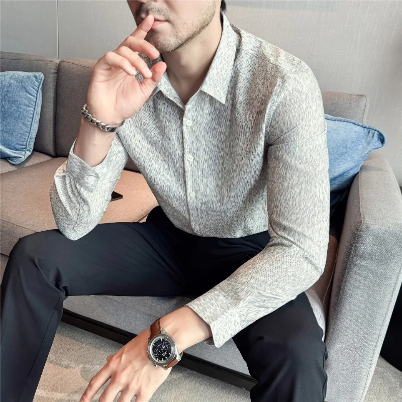 Kemeja Pria Cetak 2025 Musim Gugur Gaya Inggris Baru Fashion Kasual Kancing Tersembunyi Elastis Slim Fit Lengan Panjang Pakaian Pria