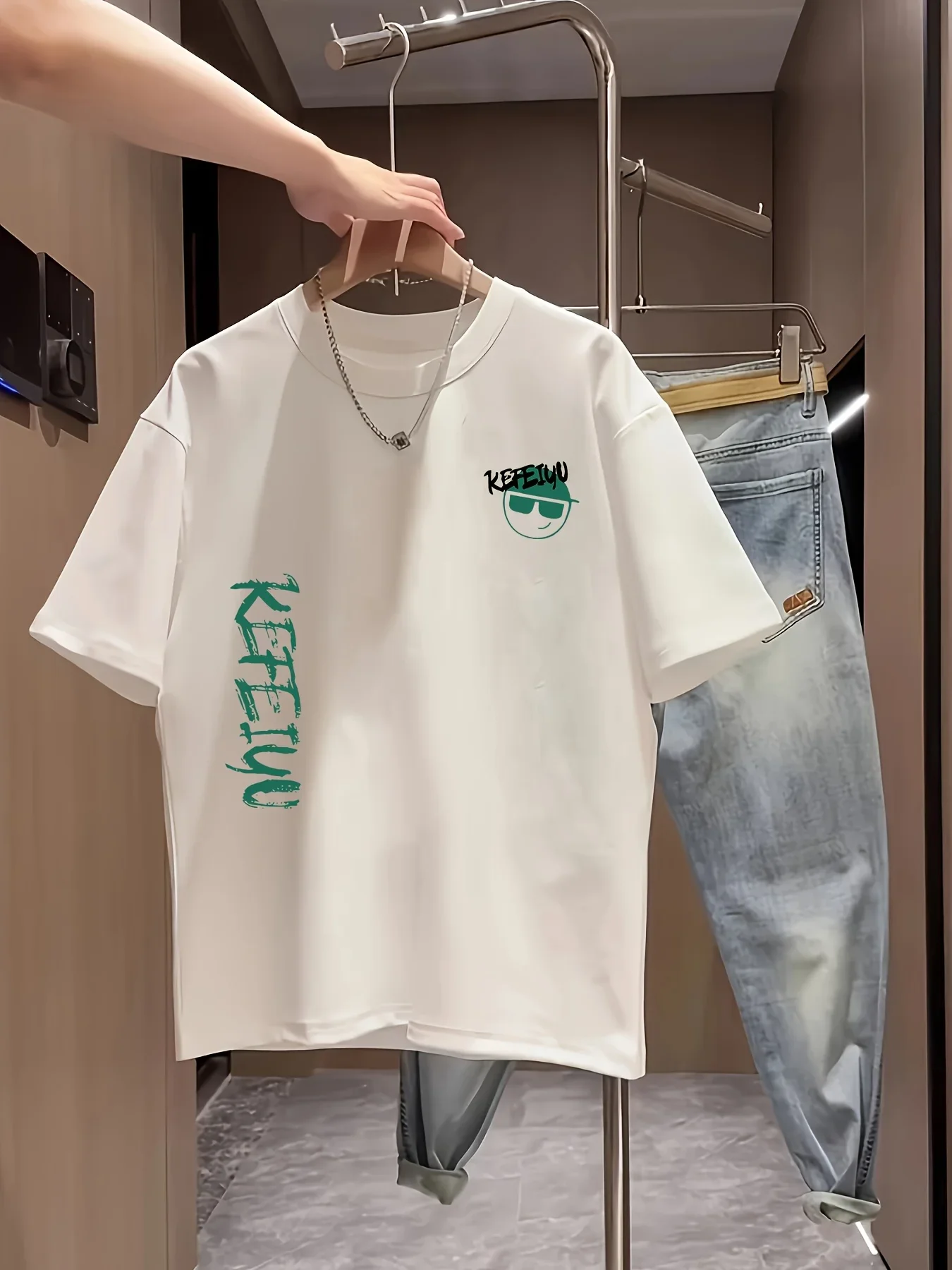 Men's 100% Cotton T-shirt Retro Green Sketch Sunglasses Mini Figure Vertical Letter Side Print Loose Fit T-shirt