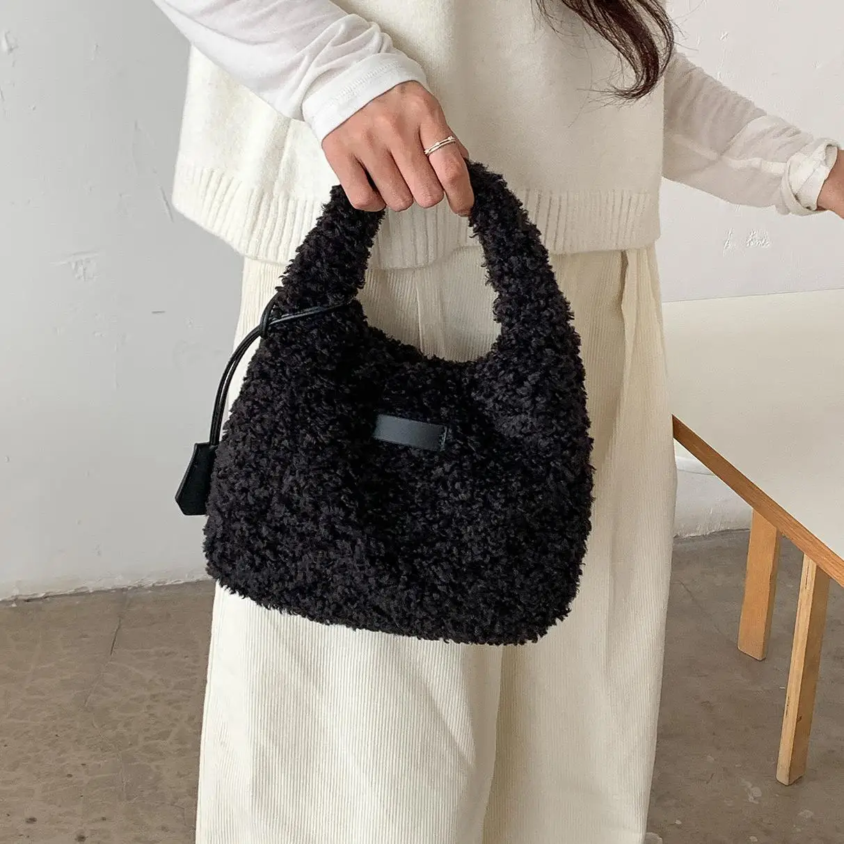 

Casual Lamb Wool Women Handbags Winter Warm Soft Plush Shoulder Bag Small Faux Fur Bags for Women Designer Bag Cloud Purses NEW