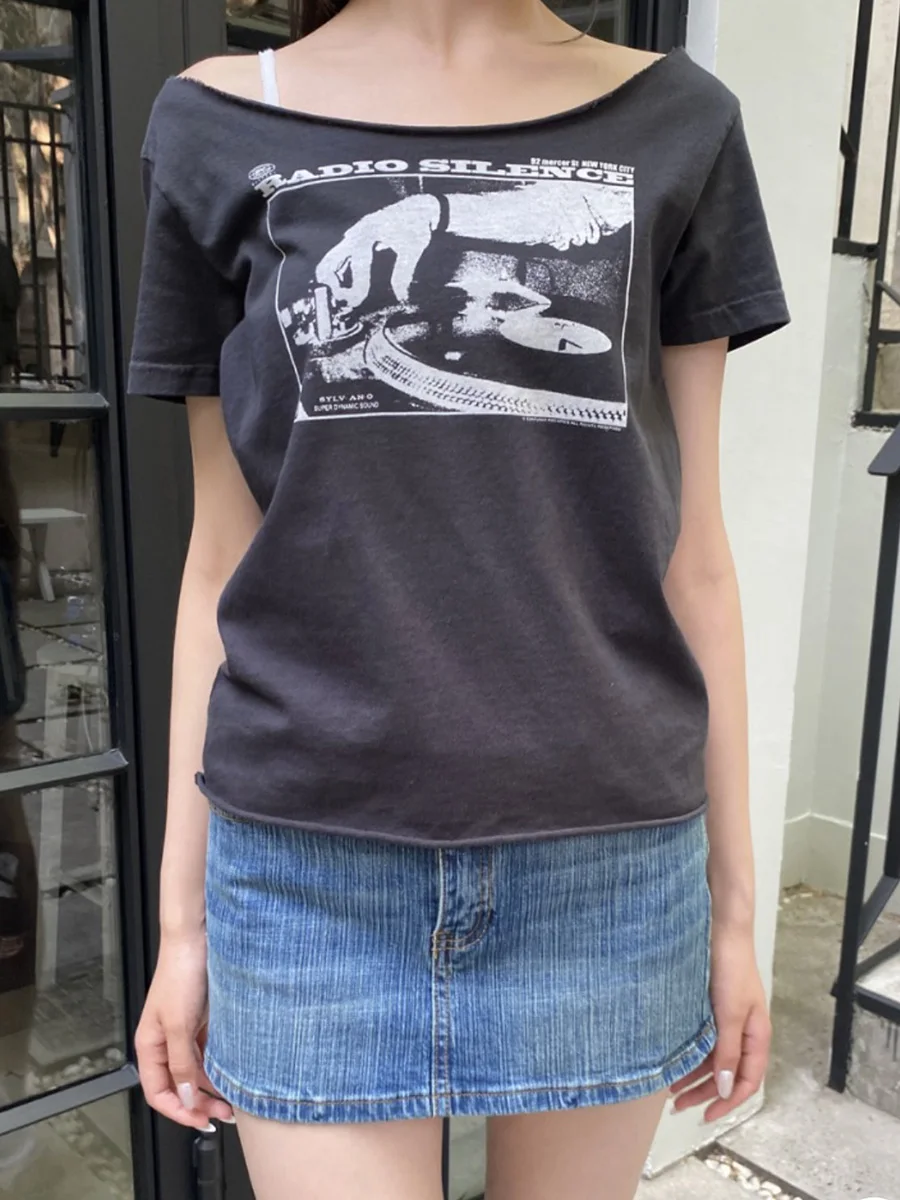 

Photos Print Black Raw Hem T-shirt Women Summer Scoop Neck Short Sleeve Tee Shirts Streetwear Fashion Casual Letter Crop Tops