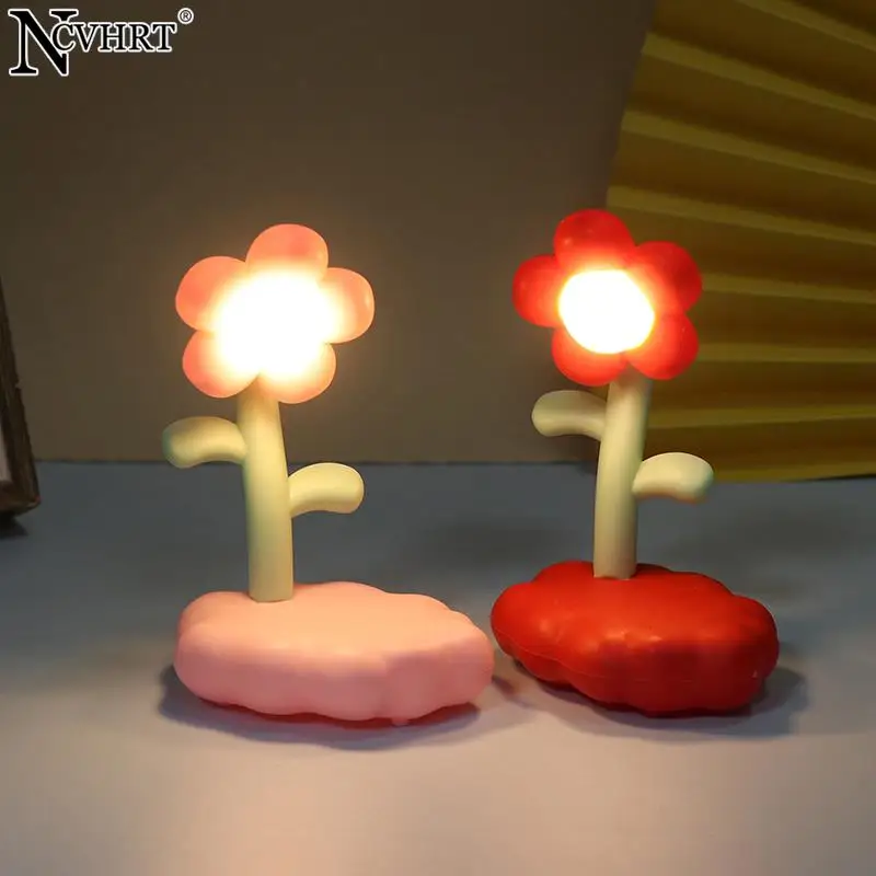 1Pc Cute Flower Shape Dollhouse miniatura LED Night Light Mini lampada da scrivania illuminazione domestica modello Decor accessori per la casa delle bambole