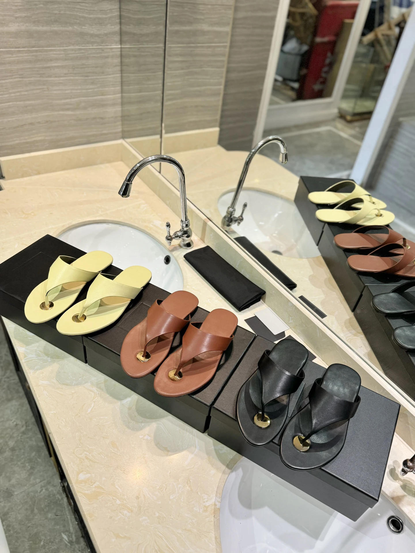 24 Spring/Summer Women's Flip Flops, Flat Slippers, Upper Made of Sheepskin, Genuine Leather Sole, 3 Colors Available.