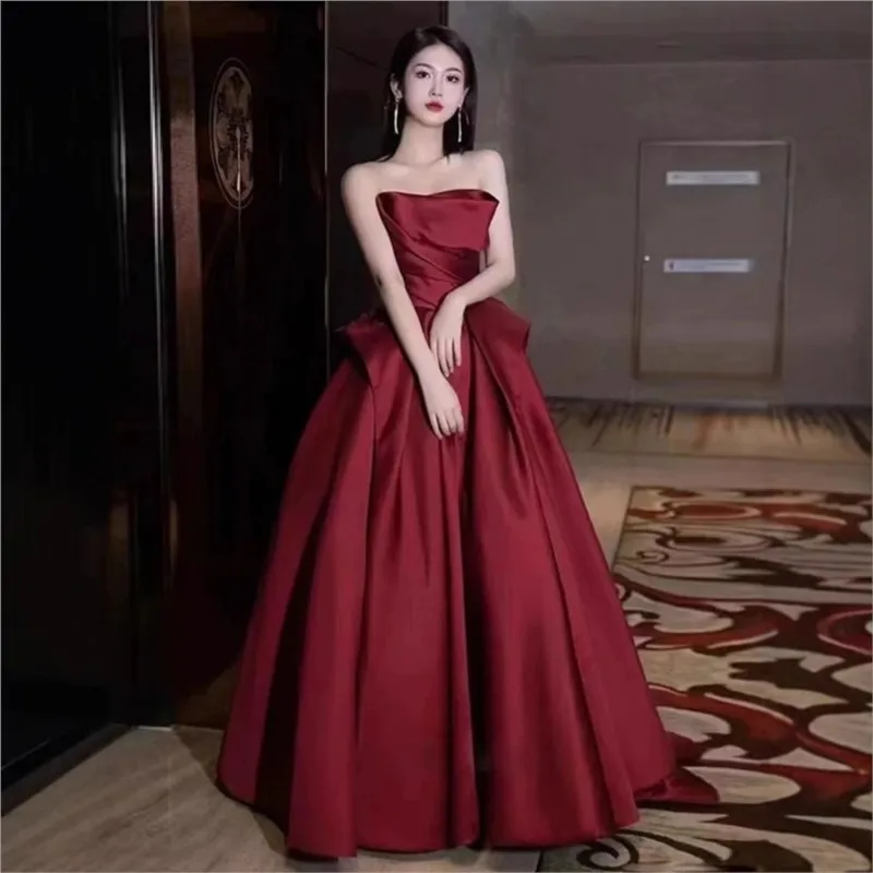 

A new niche and elegant hosting dress for toasting banquets