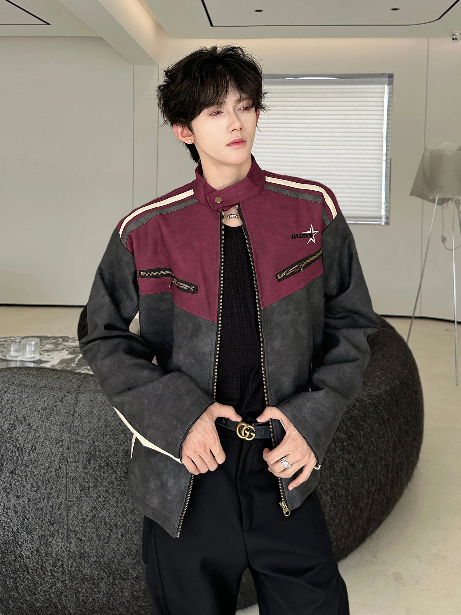 

Мужская кожаная куртка-косуха в стиле ретро с контрастными вставками и воротником-стойкой из искусственной кожи, брендовая модель