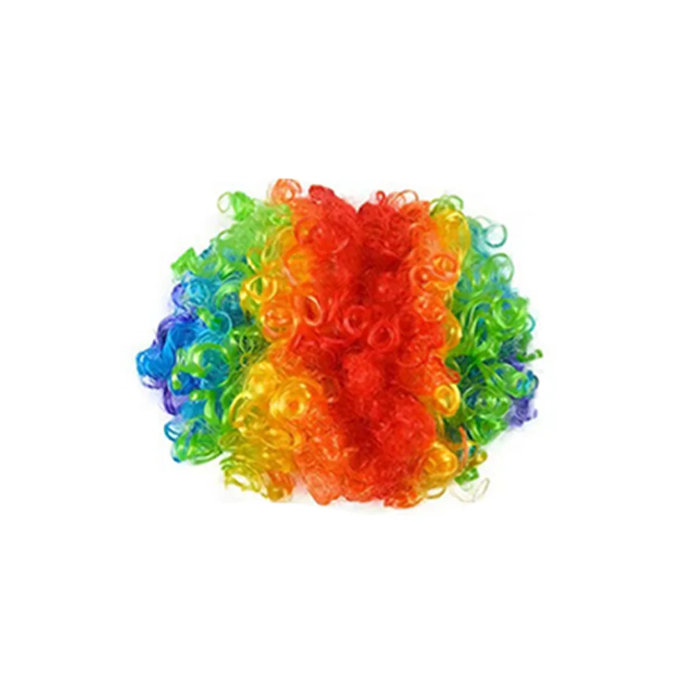 Clown spielt Kostümzubehör: explosive Perücke, gepunktete Weste, Fliege, Krawatte und rote Nase, geeignet für Zirkusaufführungen