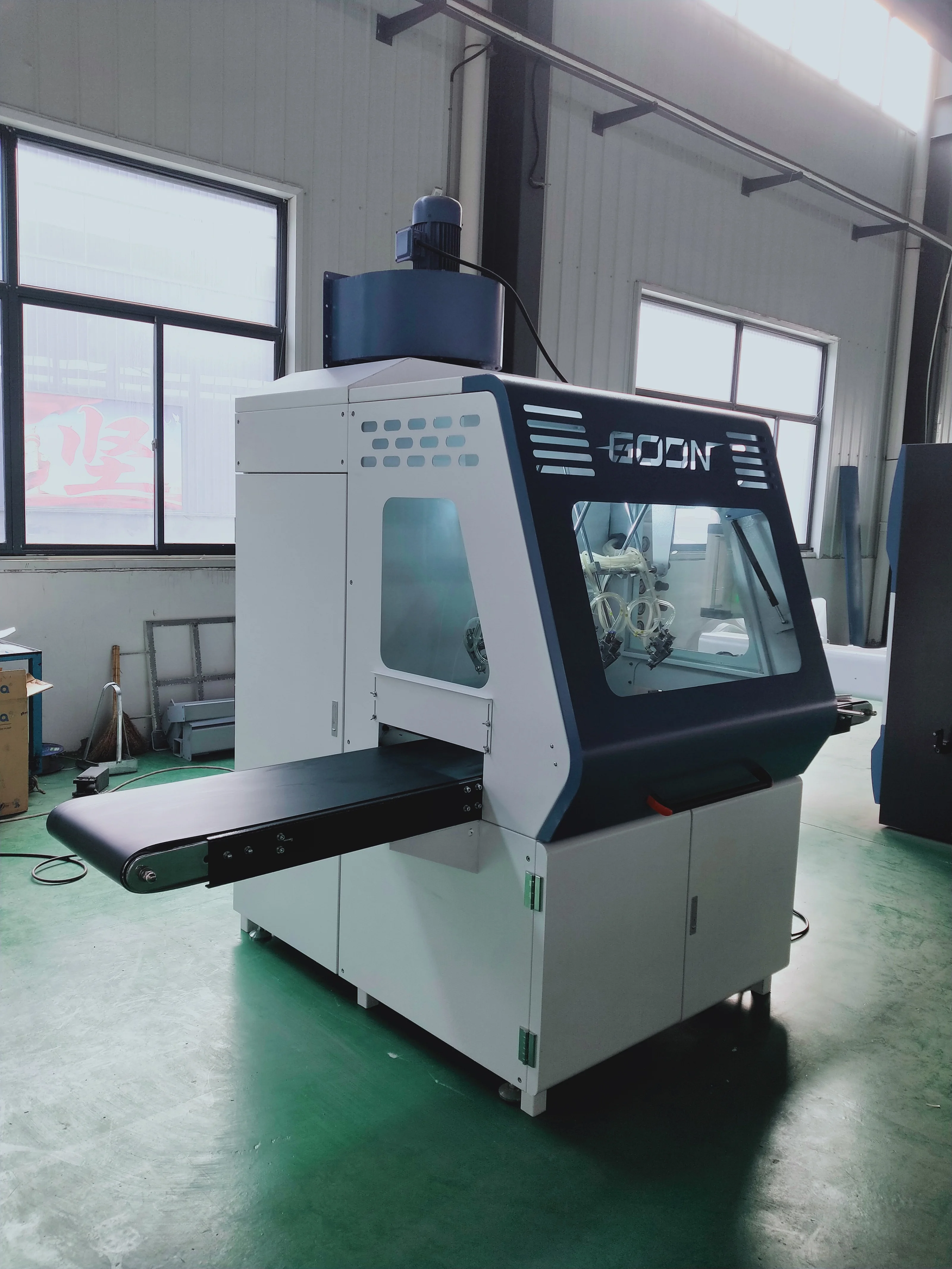 Macchine automatiche per verniciatura a spruzzo per porte di armadi Macchine per la lavorazione del legno