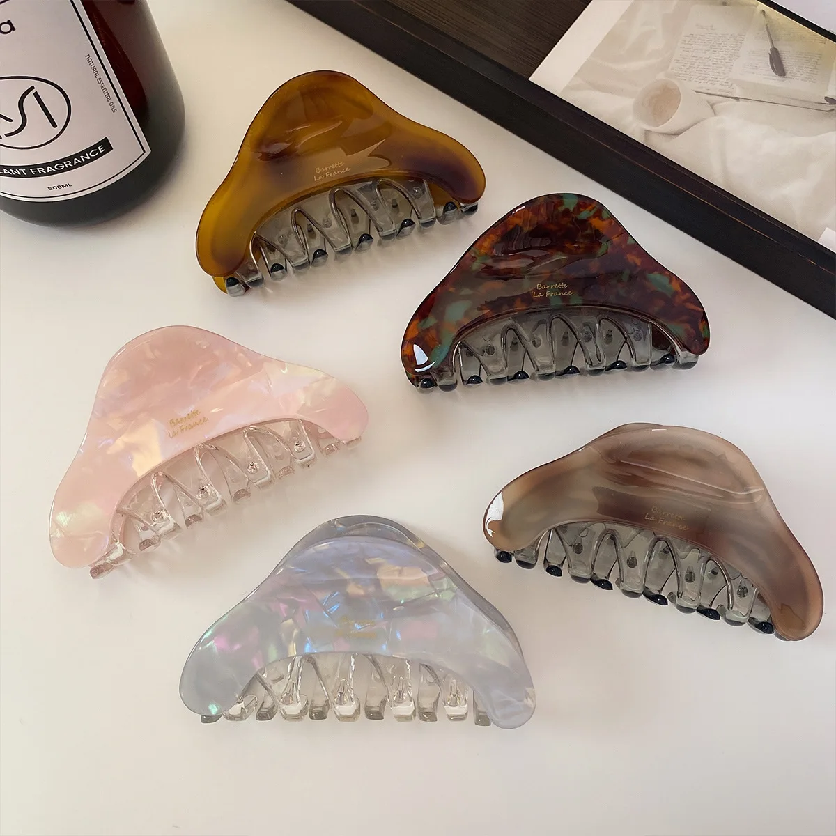 NEW 9CM Retro French Triangle Shaped Hair Claw Acrylic Claw Clips Autumn Trendy Hair Clips for Women Girls INS Hair Accessories