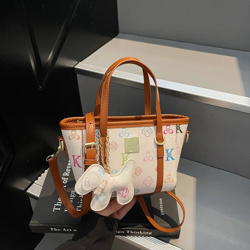 

Дизайнерская сумка через плечо ​ ​ Новинка 2023 года, шикарная сумка-тоут, легкая сумка-корзина через плечо, повседневная модная универсальная сумка