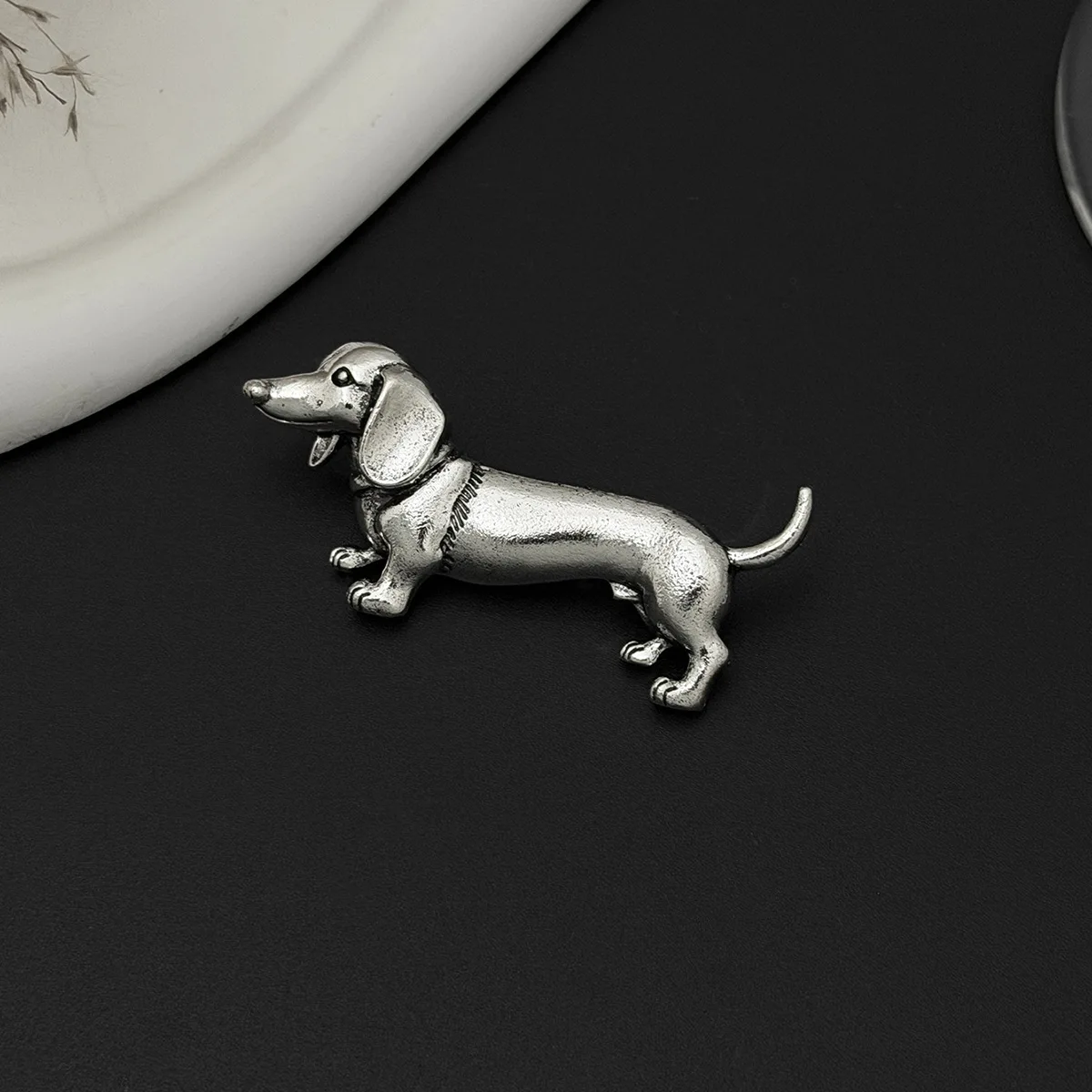 Cross border jewelry personalized puppy jeans pin decoration, fashionable and creative ins animal metal brooch
