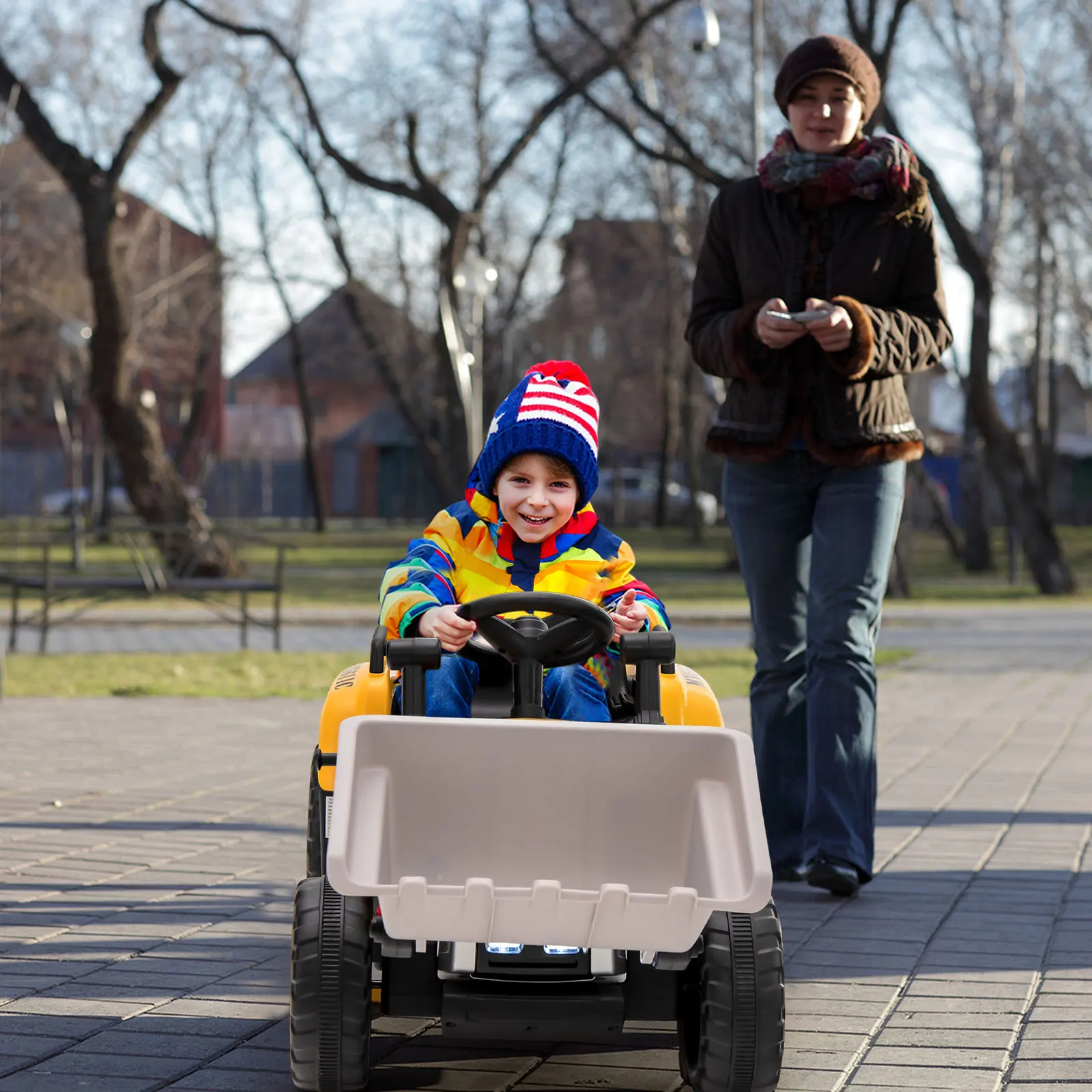 Dzieci jeżdżą na koparce 12V ciągnik elektryczny RC w/szufla żółty