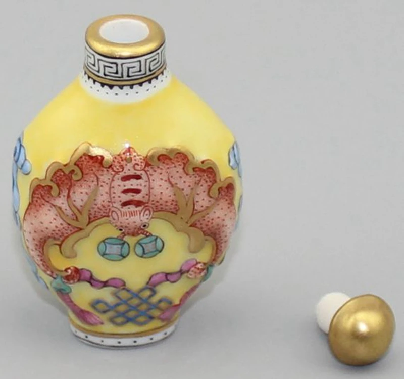 vintage Asian porcelain snuff bottle gold gilding painted Chinese bat statue art gifts snuffbox peking fine gift hobby collect