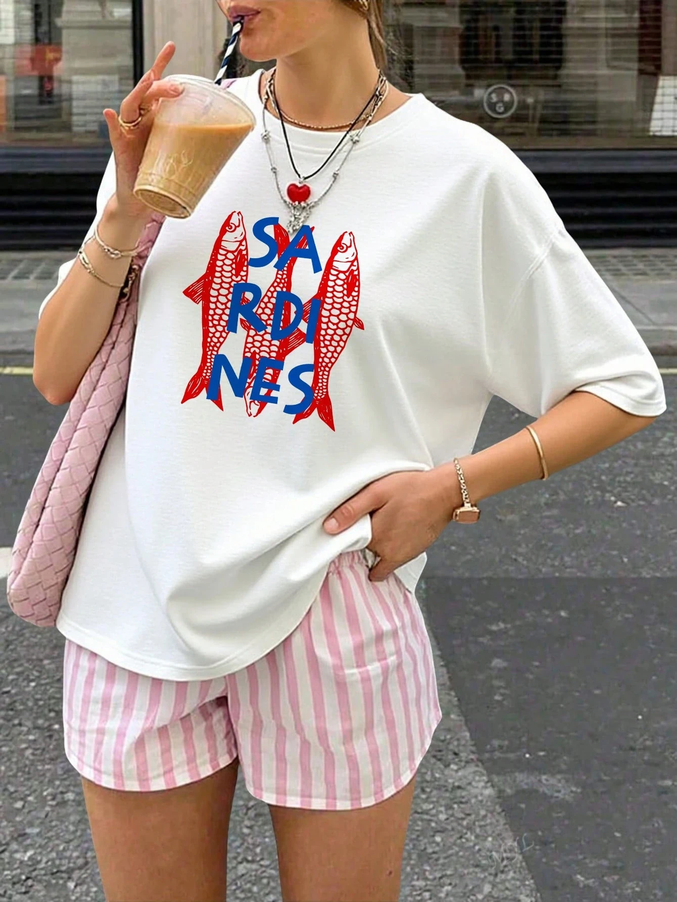 Damen-T-Shirt mit Cartoon- Sardinen-Buchstaben-Aufdruck, kurzärmelige Baumwoll-Grafik-T-Shirts, lässiger und vielseitiger Stil, geeignet für den täglichen Gebrauch