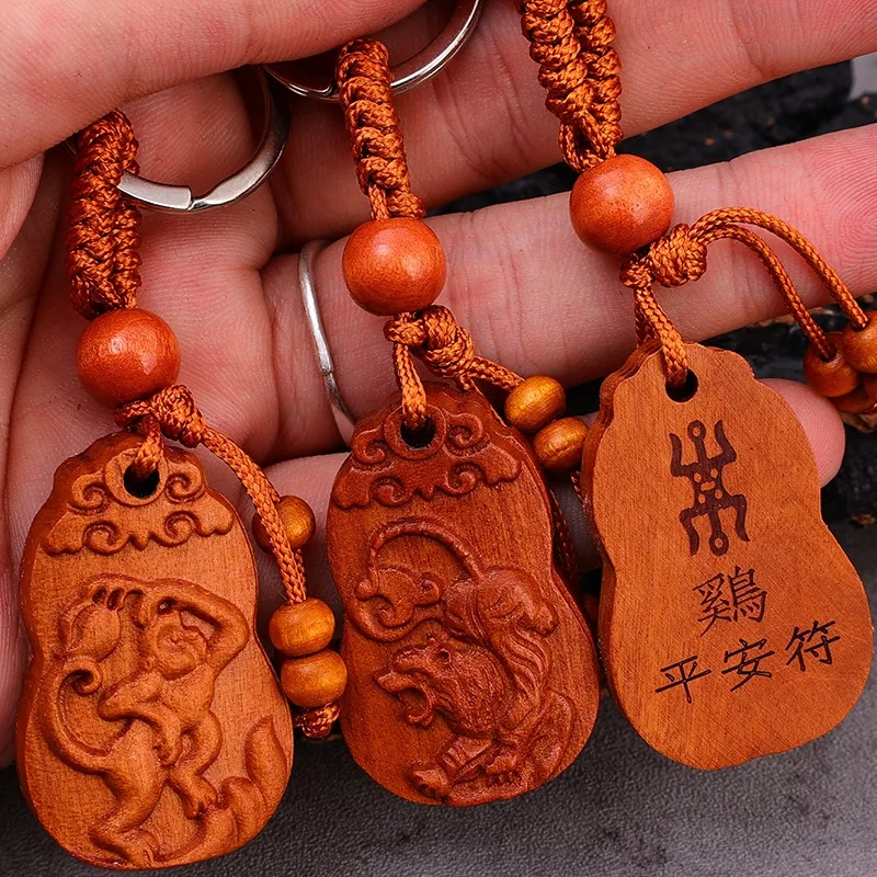 2024 Peach Wood Keychain Twelve Zodiac Signs Rat Ox Tiger Dragon Snake Luckies Women Bring in Wealth and Treasure Car Pendant