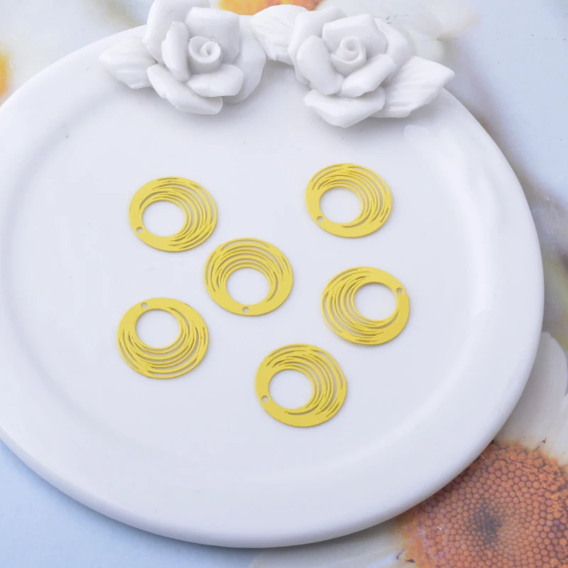 50 Stück AC13641 15mm Mini Runde Bunte Anhänger Metallisch Golden Kleine Filigran-Anhänger DIY Ohrringe Damen Schmuck – Detail 2