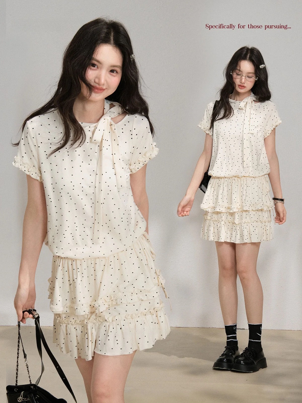 

Модный весенний комплект: женский костюм в горошек с белой мягкой юбкой А-силуэта с высокой талией и длинными рукавами