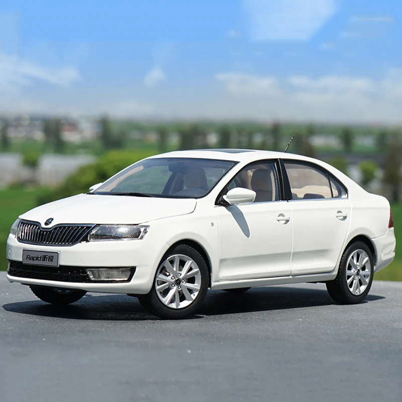 

1:18 Scale Diecast Alloy 2016 Skoda RAPID White Cars Toys Model Classics Nostalgia Adult Collection Souvenir Gift Static Display