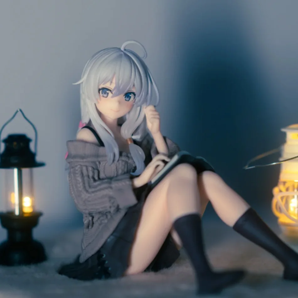 NEUE Anime Wandering Witch: The Journey of Elaina Figur Elaina im Strickkleid Sitzende Haltung Actionfigur PVC-Modell Sammlerstück