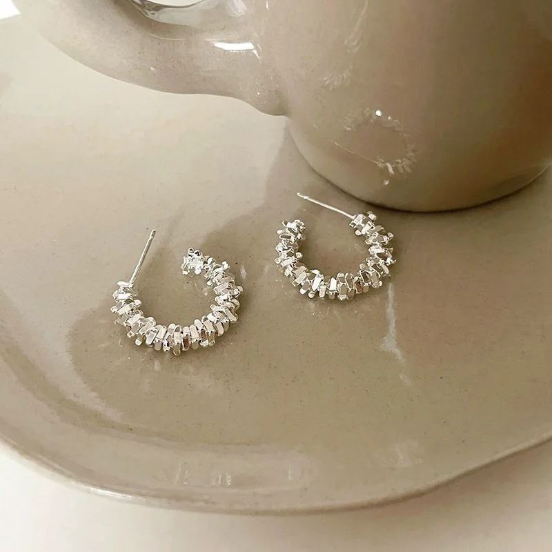 Trending Metal Hoop Earring Fashion New Design Texture Minimalist Korean Cheap Earrings for Women Jewelry Gifts 2024