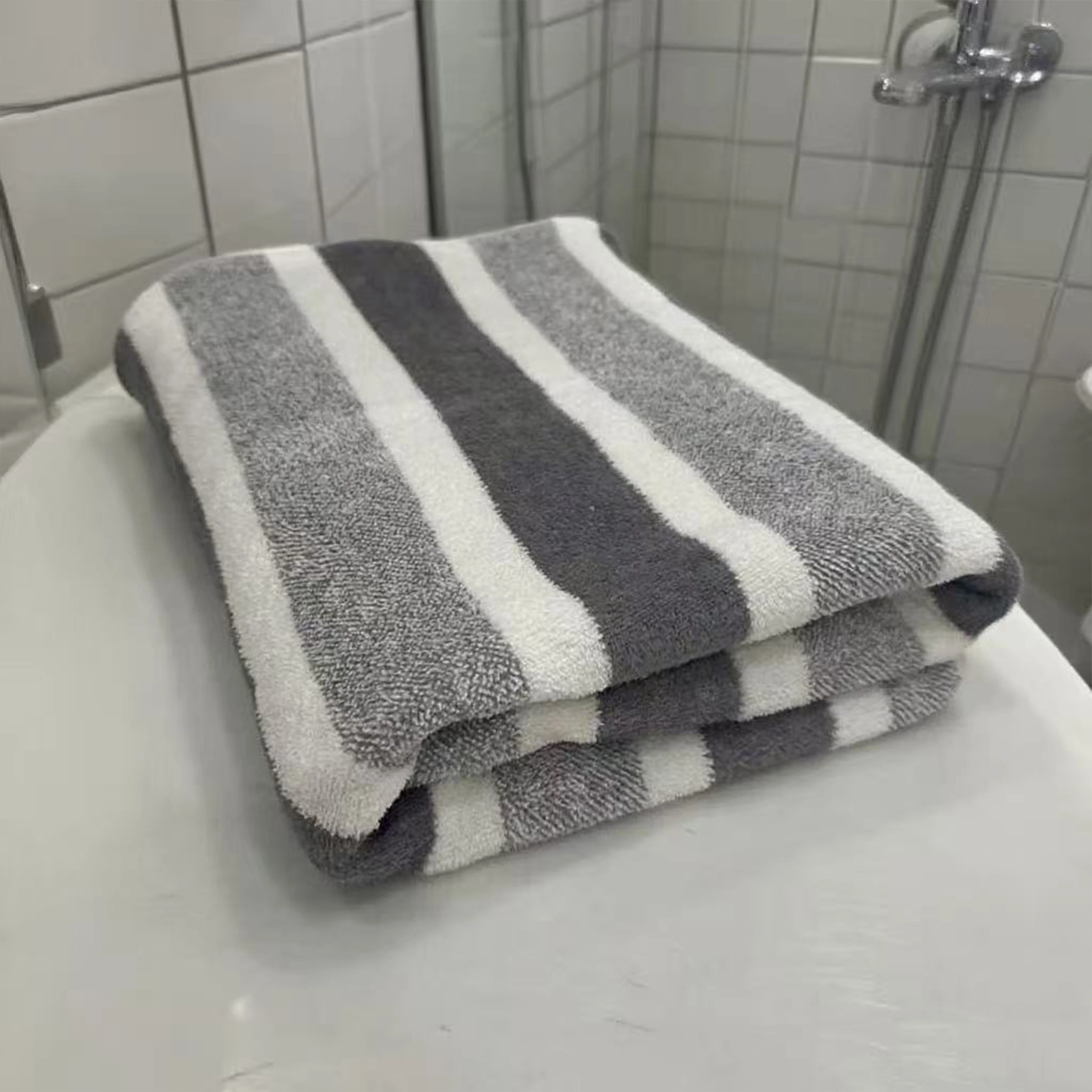 1-pack thick bath towel, strong water absorption and quick drying, non shedding, durable - very suitable for families, beaches,