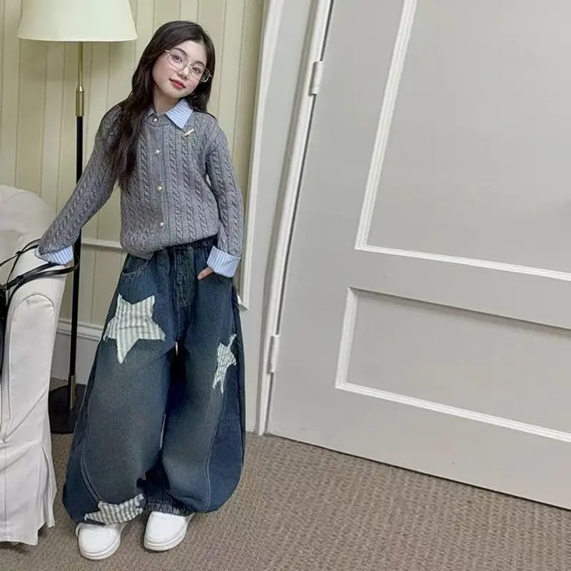 

Новый осенний комплект для девочек: модный кардиган в студенческом стиле и свободные джинсы — стильный двухсекционный набор