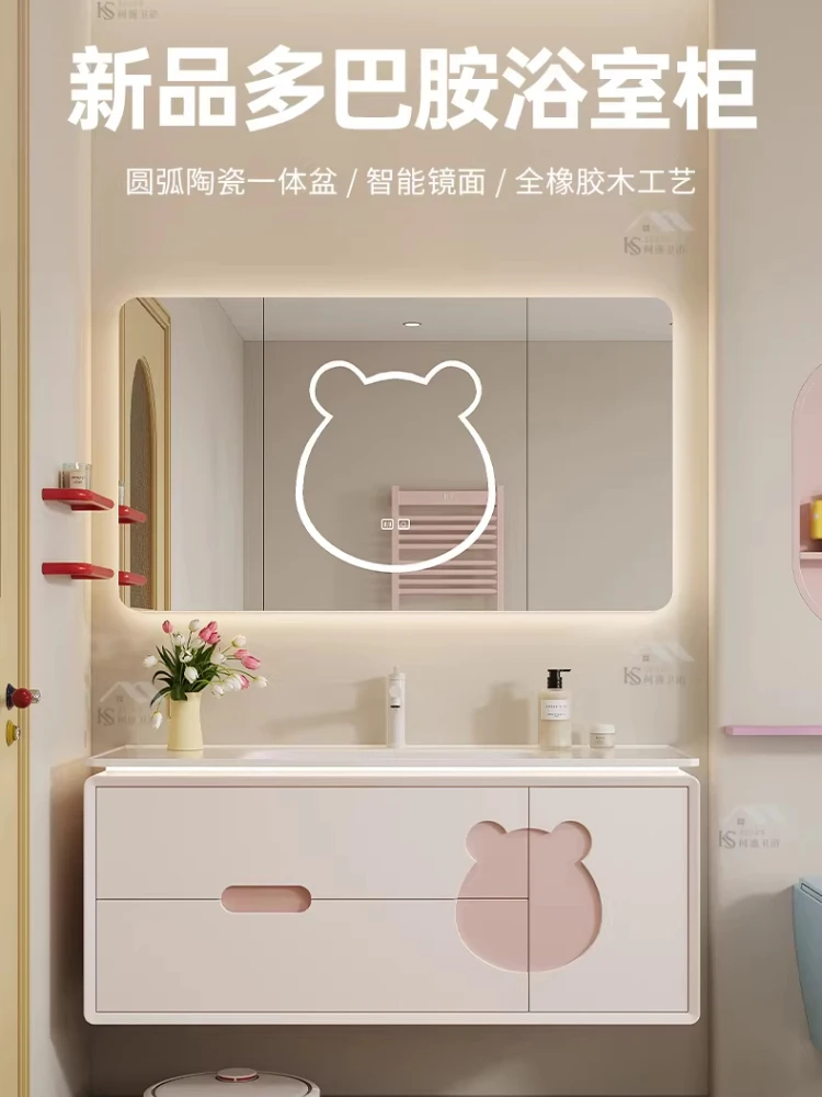 

Комплект мебели для ванной Dopamine: тумба с интегрированной раковиной из Corian, умывальник из керамогранита в кремовом цвете, раковина из каменной плиты.