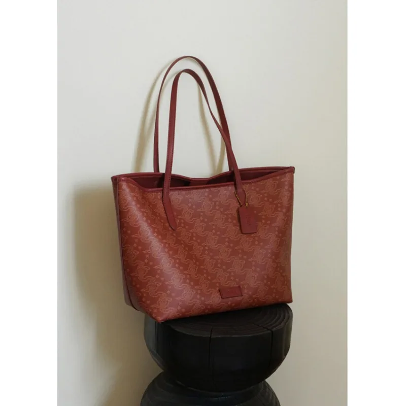 

Single shoulder portable minimalist red bag