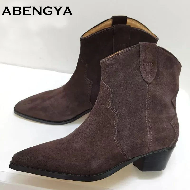 NONE 2025 Klassische Chelsea-Stiefel aus Wildleder für Damen, spitze Zehenpartie, quadratischer Absatz, Slip-on-Stiefeletten, bequeme flache Ritterstiefel für Damen 4