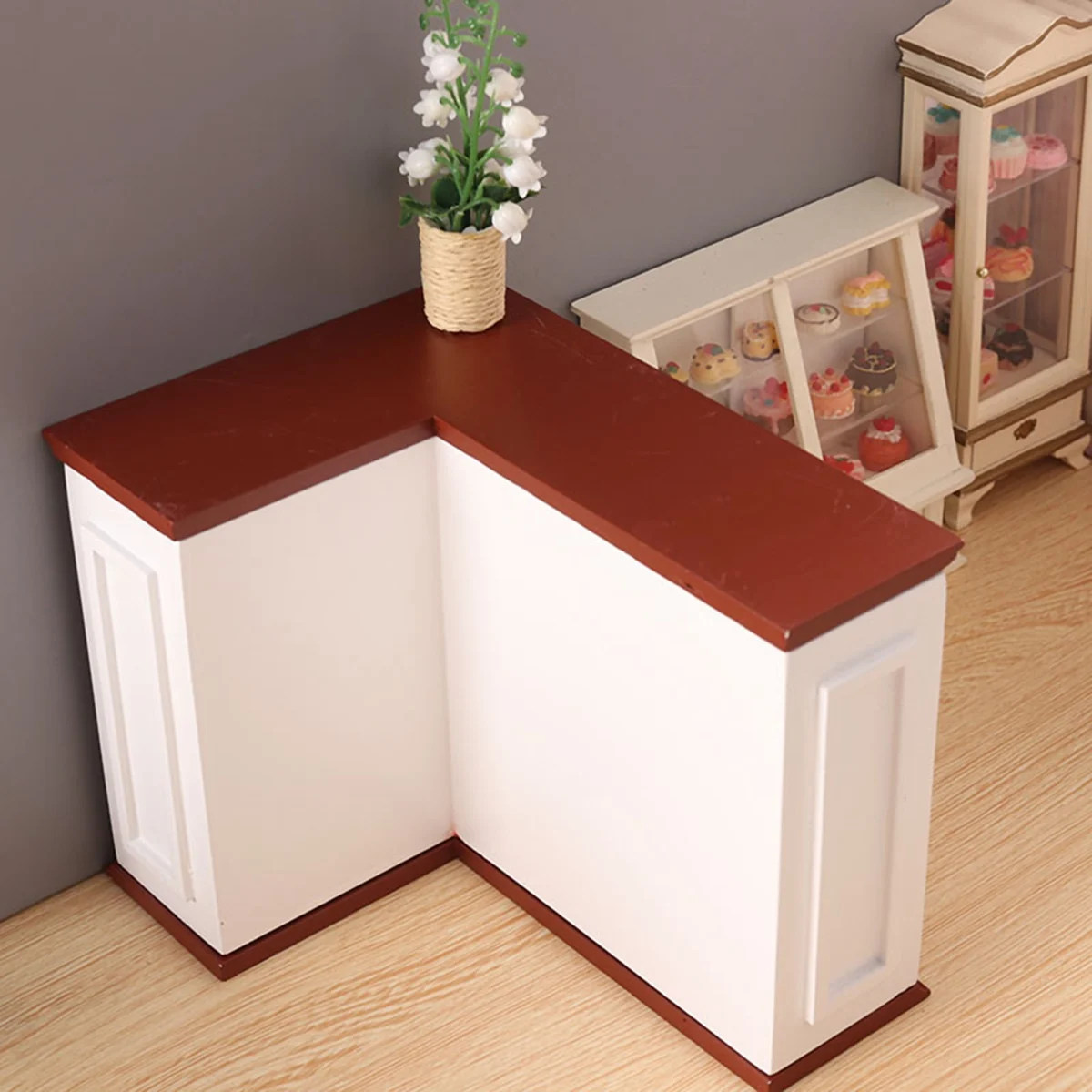 Muebles en miniatura para casa de muñecas, escala 1/8, gabinete, operador, mostrador, Bar, silla, muebles para casa de muñecas, modelo de decoración, juguete marrón