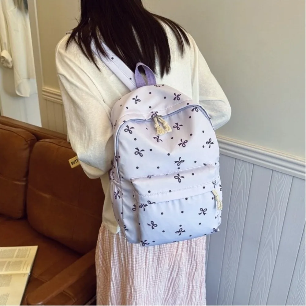 مجموعة حقيبة ظهر مكونة من 3 قطع على شكل فيونكة منقطة ذات سعة كبيرة وأشرطة قابلة للتعديل حقيبة ظهر مدرسية مع حقيبة غداء مقلمة متعددة الجيوب