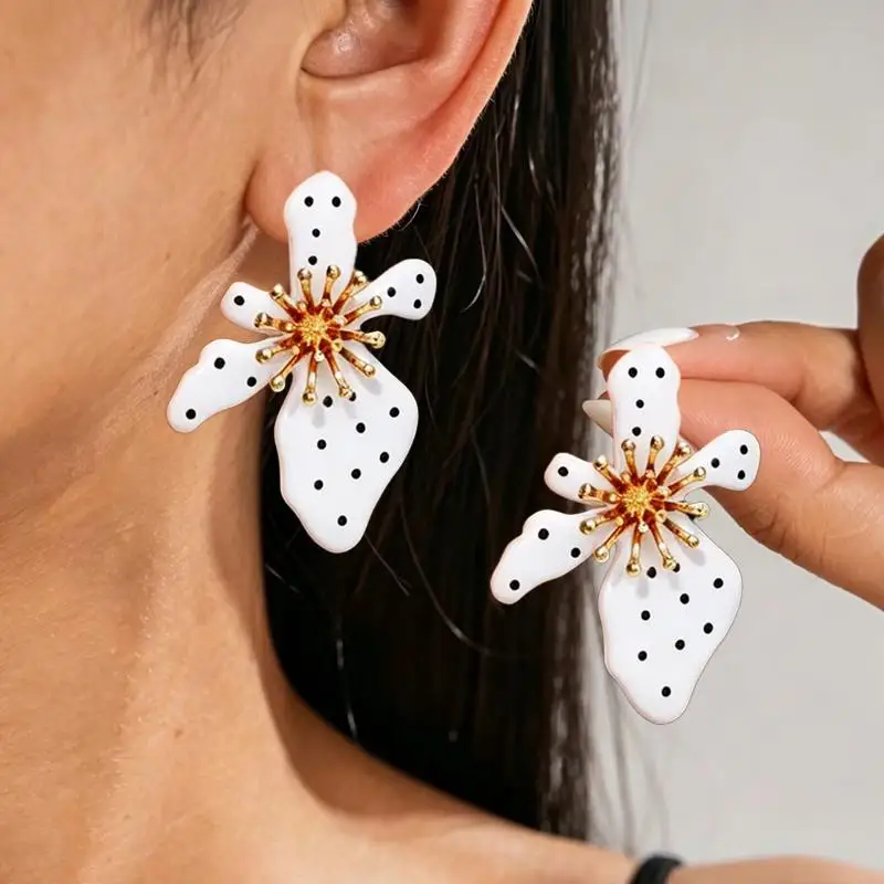 Marbled Enamel Flower Earrings Sleek Gold Trim Trendy Chic Design 1 Pair for Bridesmaid Wedding Party Gift