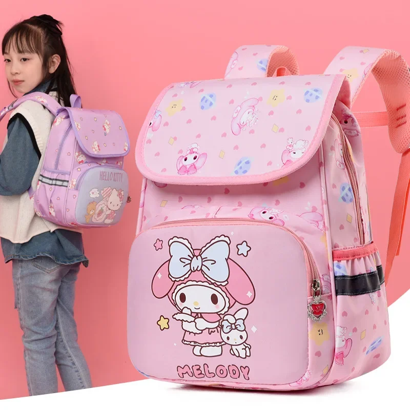 Sanrio กระเป๋านักเรียนสำหรับนักเรียน, ใหม่ Hello Kitty ความจุขนาดใหญ่ลำลองและน้ำหนักเบามีแผ่นรองไหล่กันน้ำกันรอยเปื้อน