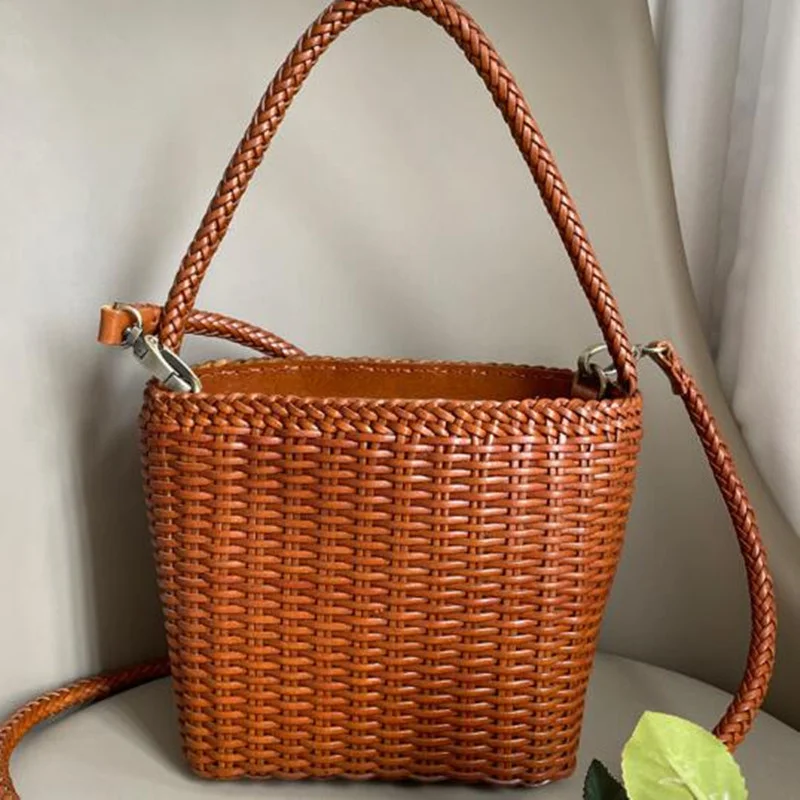 

Beach Bags New Manual Weave Genune Leather Hand Bucket Tote Top Quality Women Basket Shopping Hobos Handbag