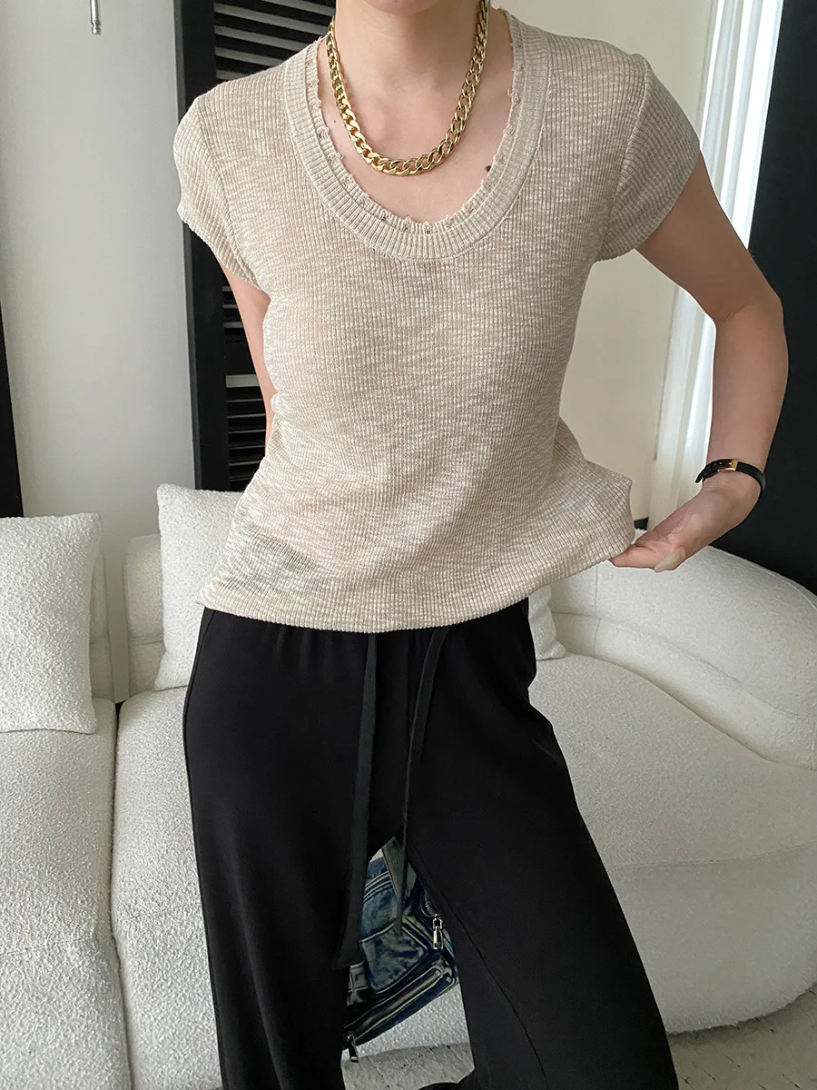 Sommerlicher Damenpullover in unifarbenem, französischem Design, doppellagig, mit V-Ausschnitt, schmal geschnitten, kurzärmelig. – Detail 27