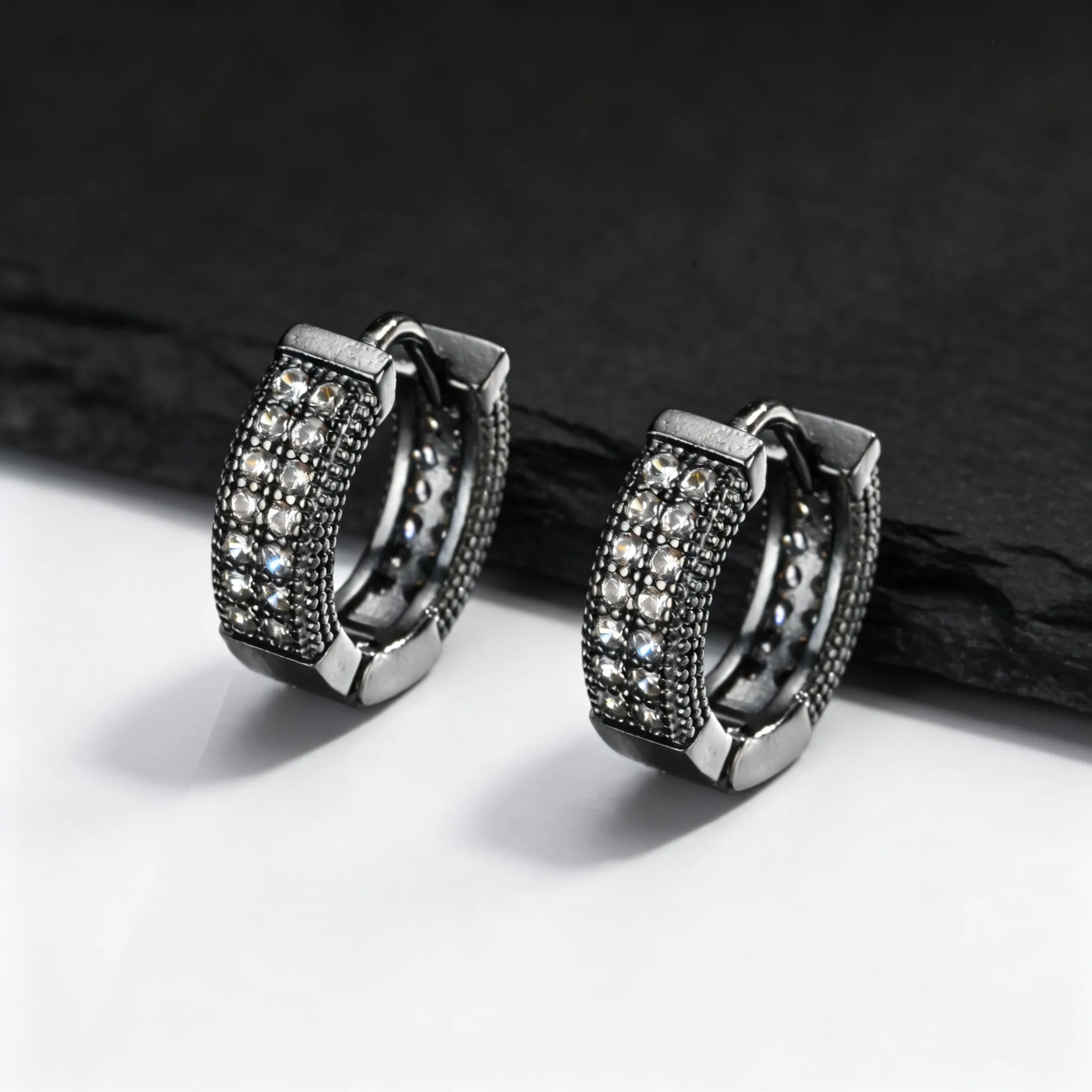 Hiphop Herren-Creolen, Weiß-Blauer Zirkon Schwarze Metall-Huggies, Trendiger Punk-Schmuck Geschenk