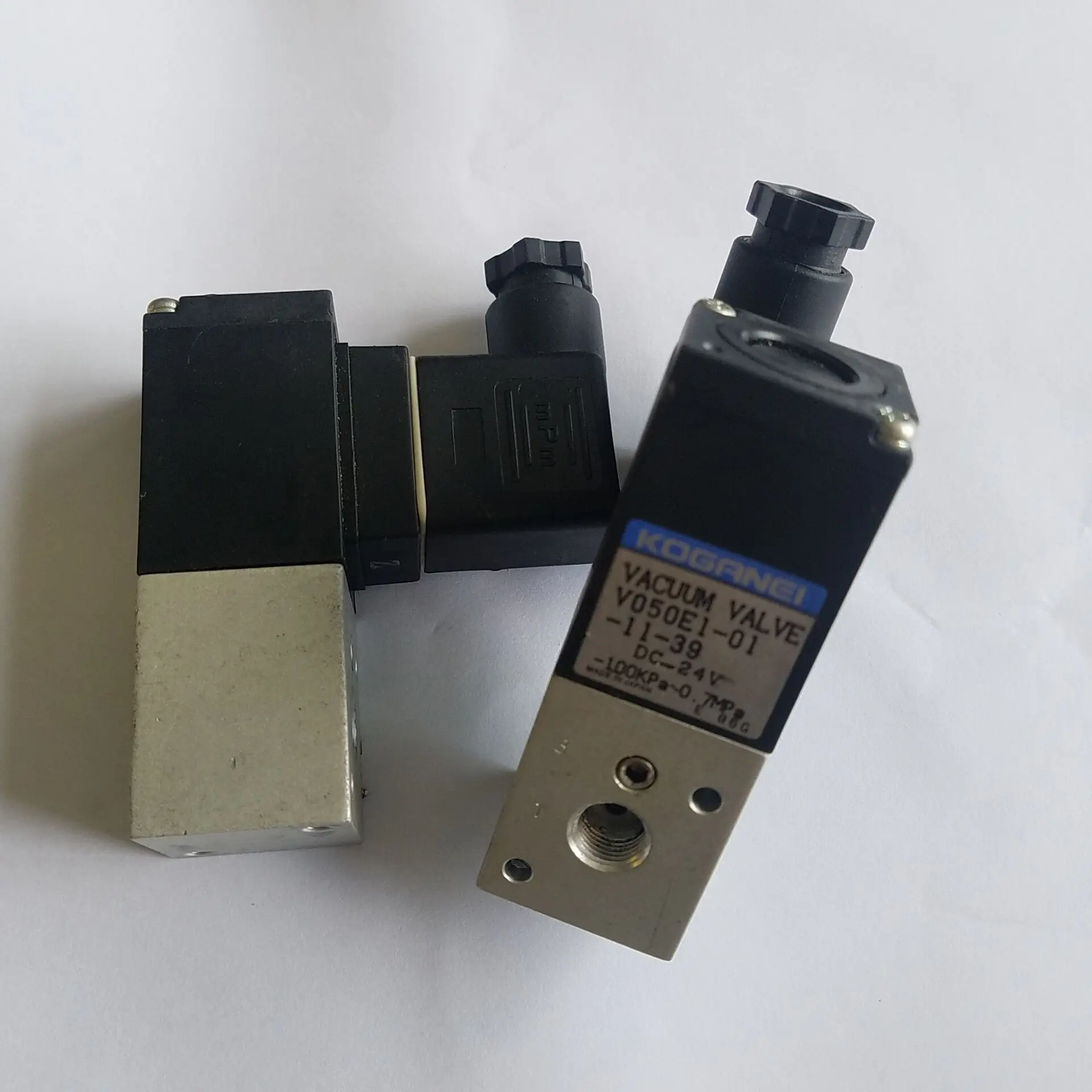 

Koganei solenoid valve AIR VALVE 100E1 AC200V new original AIRVALVE 050E1