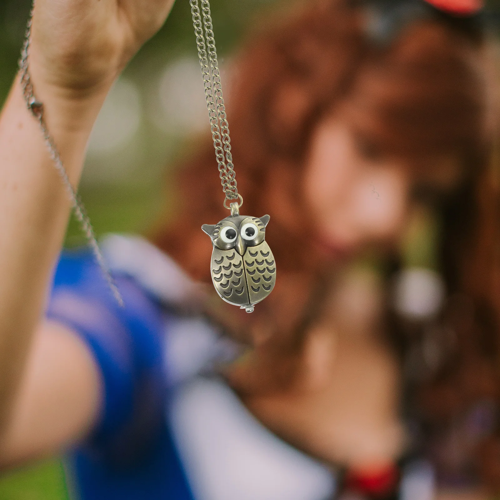 

UKCOCO Men's Metal Pocket Watch with Design Vintage Pendant Clock Necklace Retro Style Timepiece for Collectors