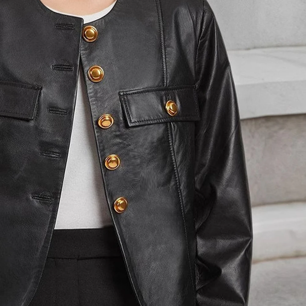 سترة نسائية قصيرة من جلد البولي يوريثان بأكمام طويلة ورقبة دائرية وإبزيم معدني مزين باللون الأسود والذهبي والأزياء الأوروبية الأمريكية