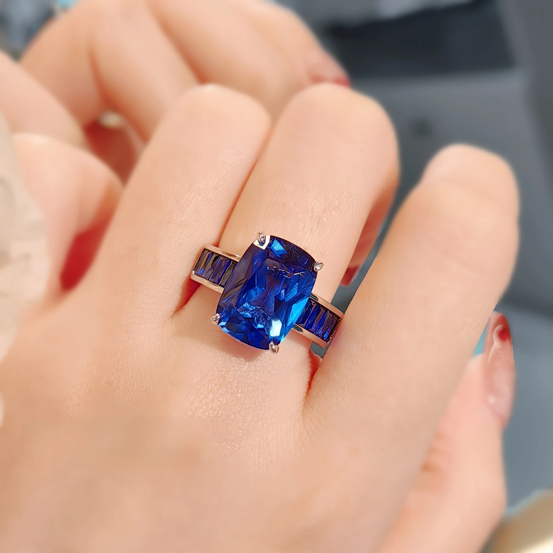 Rechteckiger Ring im koreanischen Stil mit Farbverlauf, aus rotem Korund und 925er Sterlingsilber – ein modischer, schlichter und eleganter Schmuck für Damen. – Detail 2