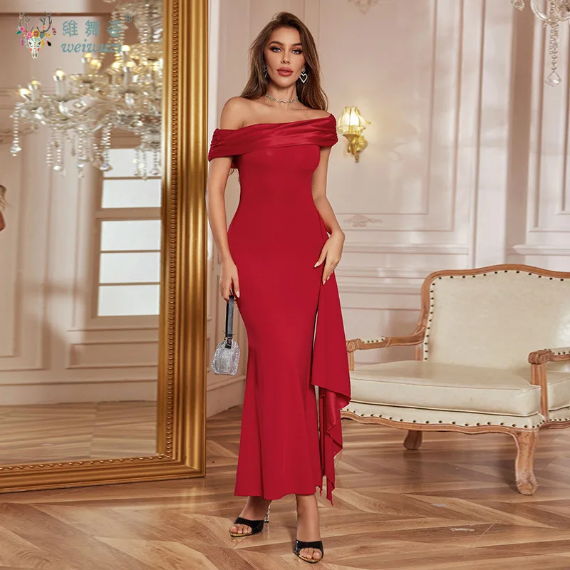 세련되고 모던한 사선 넥라인의 원숄더 머메이드 이브닝 드레스, 허리 부분이 조임된 타이트 핏 이브닝 드레스