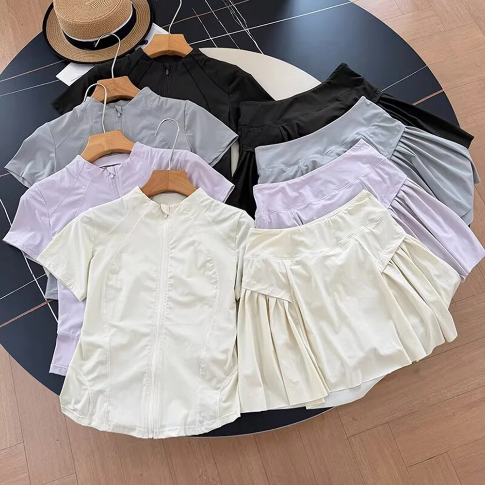 夏の新しい女性のフィットネスヨガ服半袖ジッパー薄いショートスカートセット通気性軽量レディーススポーツウェア