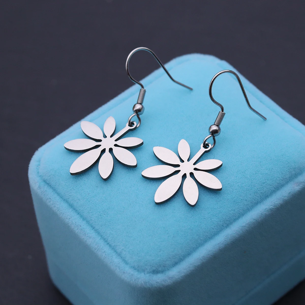 Chandler Stainless Steel Retro Daisy Hoop Earrings - Soft Openwork Floral Drop Earrings, Elegant Vintage-Themed Birthday Party