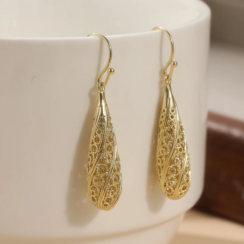 Luxuriöse Vintage-Ohrringe mit hohler Textur in Goldfarbe für Damen, modischer Schmuck, elegante Party-Tropfenohrringe, Schmuck.