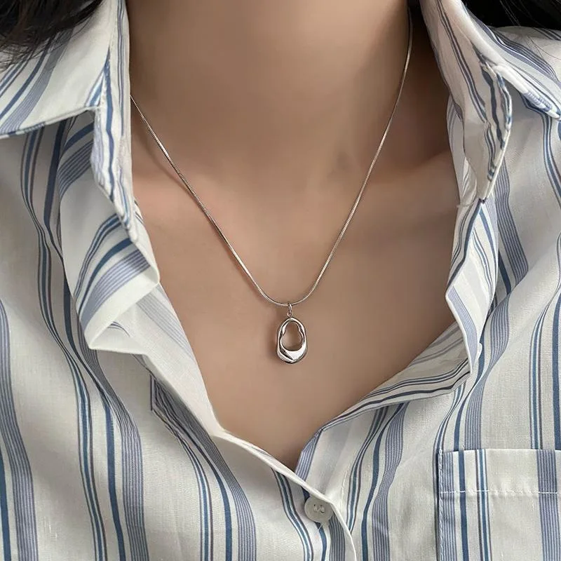 Minimalismo Collana con ciondolo a forma di goccia d'acqua scavata per le donne Regalo di compleanno di gioielli per feste con catena a clavicola con fascino squisito