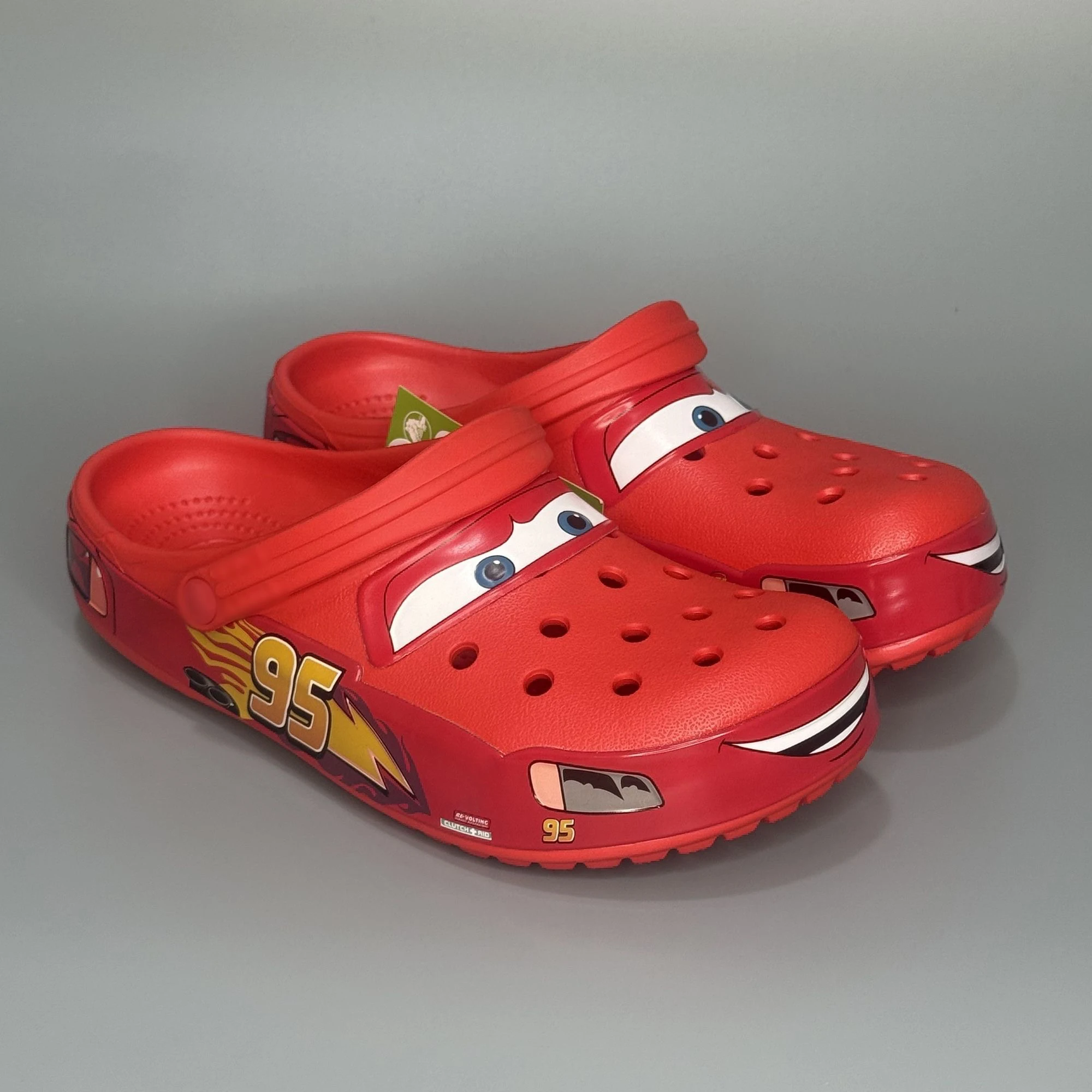 Nuevas sandalias Disney McQueen Pix de dibujos animados de color sólido, impermeables, antideslizantes, con orificios, sandalias informales para exteriores, accesorios de Anime para adultos