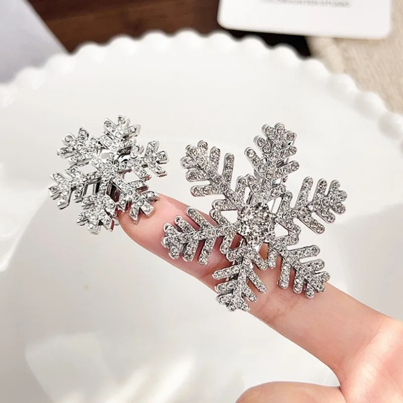 

2pcs Luxury Snowflake Hair Clips Women Adorable Elegant Trendy Accessory Stylish Sparkly Girls New Headwear Daily Casual Outfits