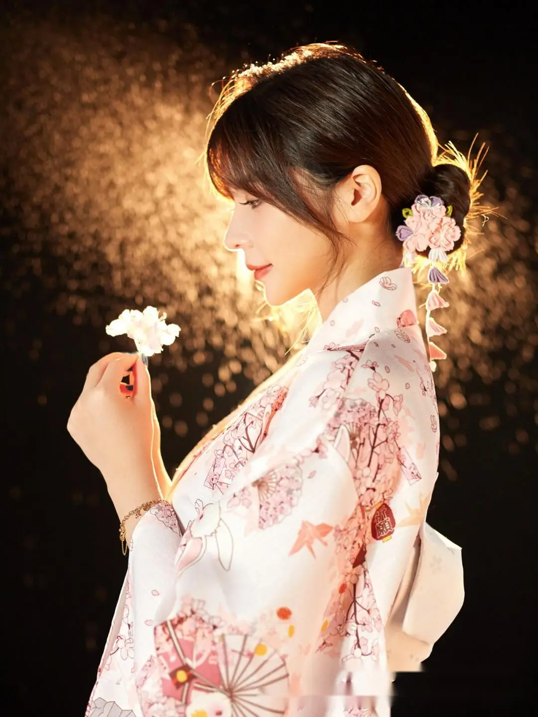 

A retro traditional costume featuring an improved Japanese-printed kimono and a prayer yukata