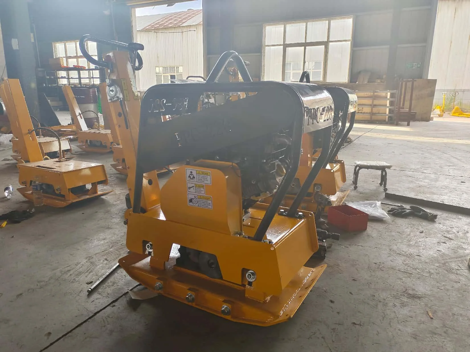 Compactador de placas de 220 kg