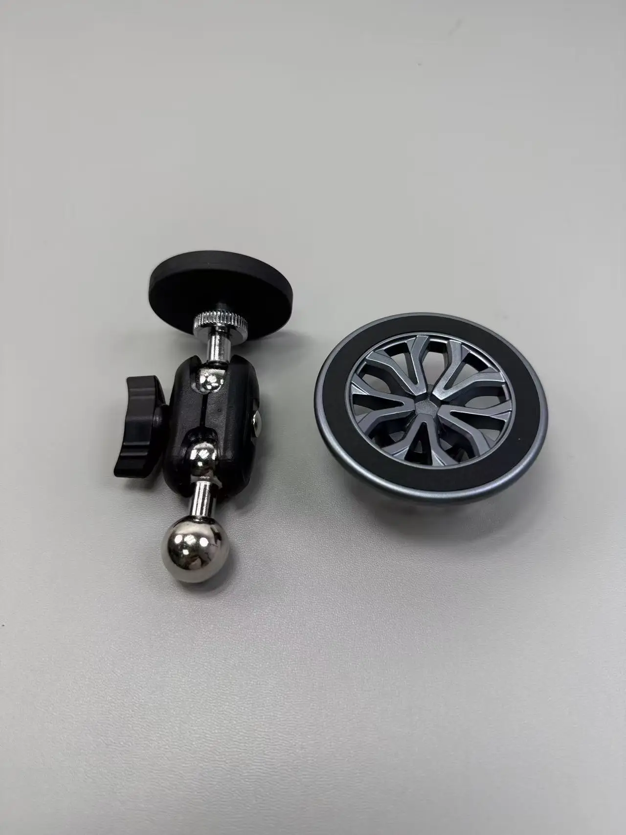 

Metal Double-Sided Strong Magnet Phone Holder Portable Magnetic Suction Clip for Outdoor Photography Gym Use