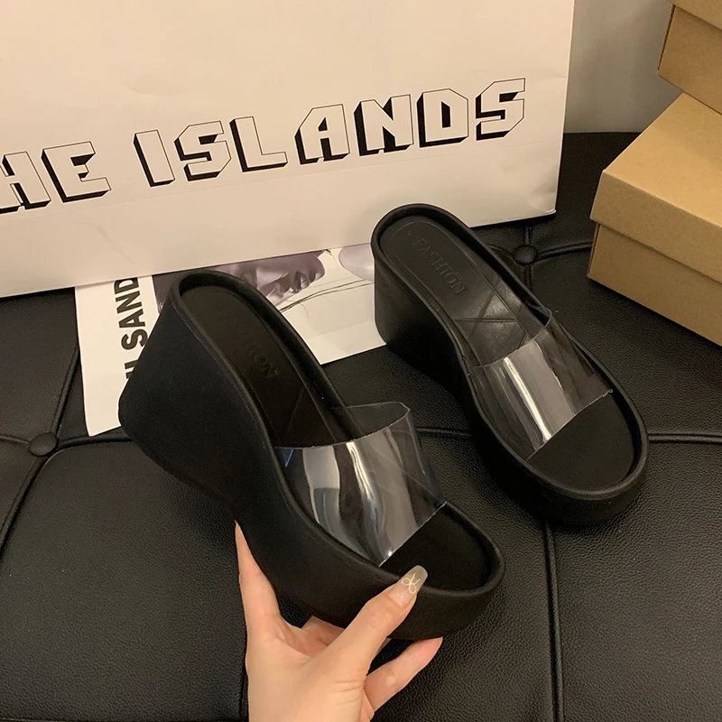 شباشب نسائية صيفية مكتنزة لعام 2025 أحذية شاطئ خارجية شفافة من مادة PVC بكعب عريض أحذية شاطئ خارجية غير رسمية للسيدات