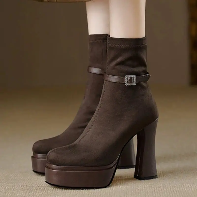 

Женские ботильоны на высоком каблуке, замшевые модные туфли на массивном каблуке, новые трендовые модные туфли-лодочки 2025 года, зимние женские короткие ботинки «Челси»